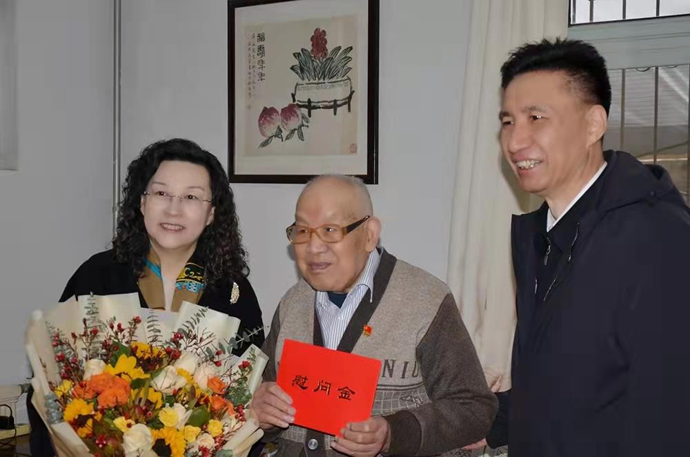 濟南產(chǎn)發(fā)集團黨委副書記、總經(jīng)理黃蓓走訪慰問離休老干部、老黨員